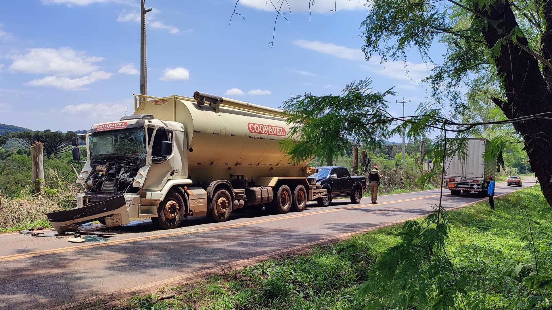 Grave acidente entre dois caminhões e uma caminhonete deixa uma pessoa ferida na PR-180, em Cascavel