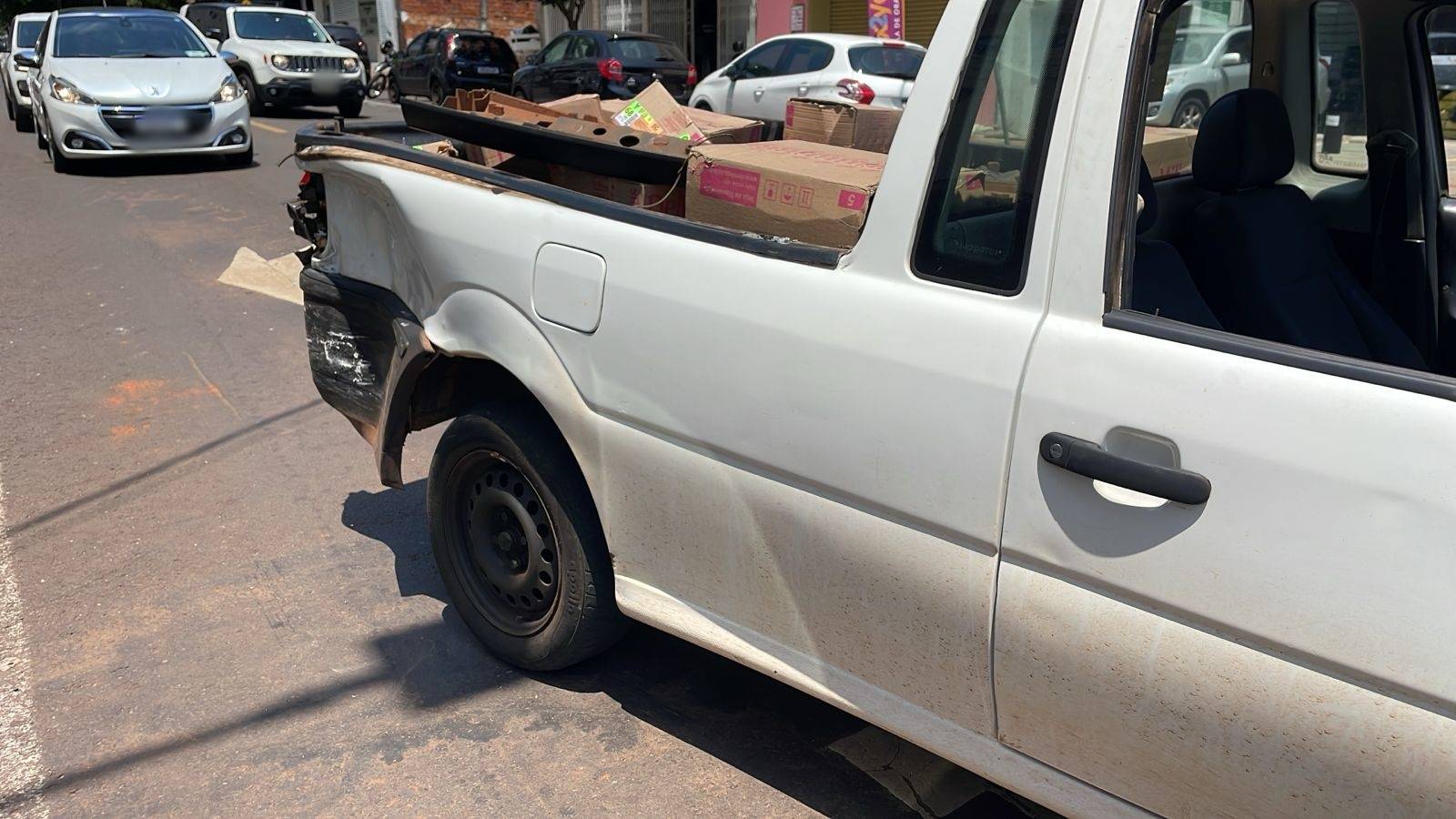 Acidente entre Saveiro, Jeep e Motocicleta é registrado no Centro de Cascavel