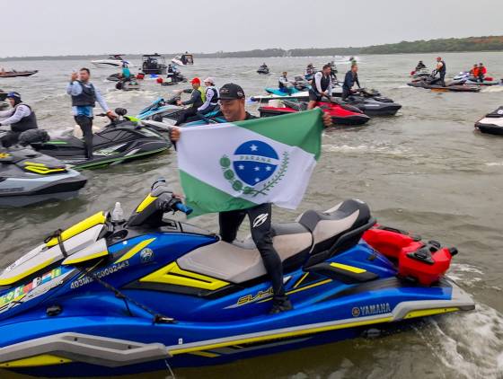 Caravana náutica de jetskis chega a Foz do Iguaçu após mais de 400 km pelo Rio Paraná