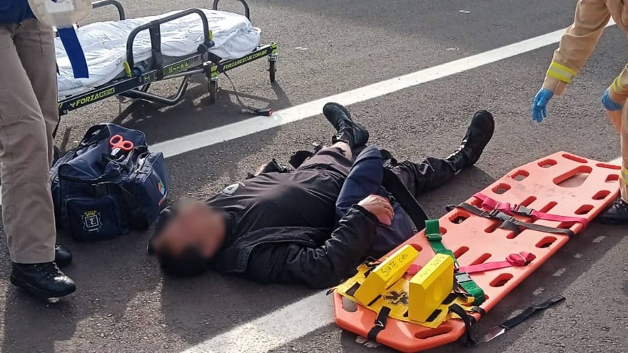 Motociclista fica ferido após colisão na Avenida Carlos Gomes, em Cascavel