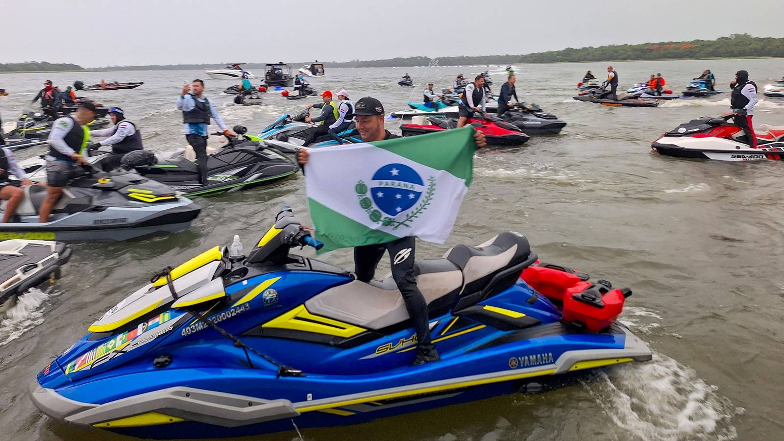 Caravana náutica de jetskis chega a Foz do Iguaçu após mais de 400 km pelo Rio Paraná