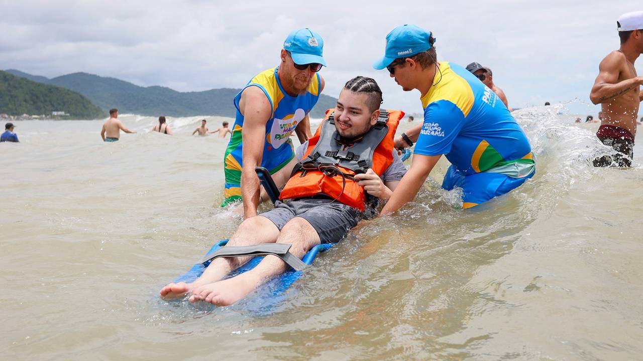 Cadeiras anfíbias garantem acessibilidade ao mar no Litoral paranaense