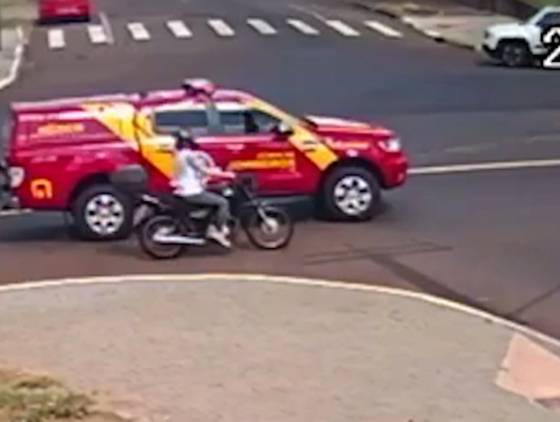 Motociclista sofre queda de moto após ser fechada por víatura do Corpo de Bombeiros em Cascavel
