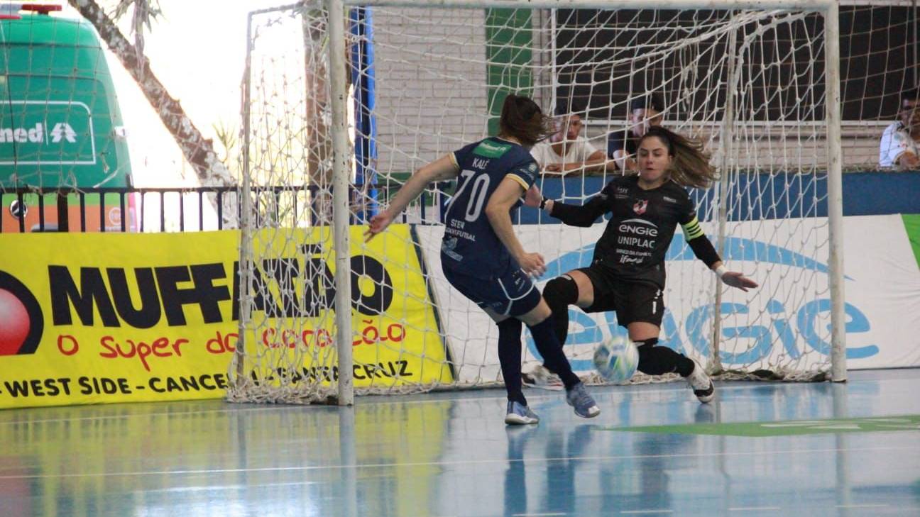 Stein Cascavel vence Leoas da Serra por 5 a 1 na Liga Feminina de Futsal