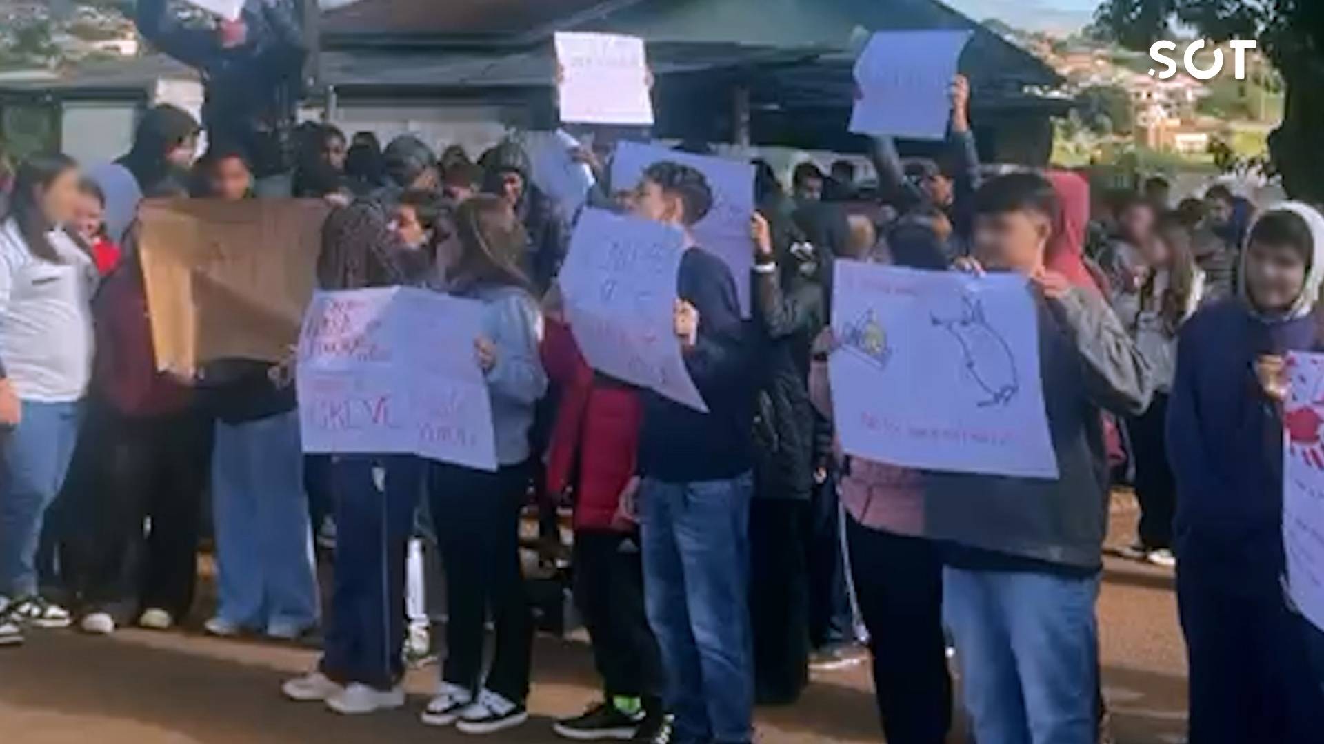 Estudantes do Colégio Olivo Fracaro protestam contra a terceirização das escolas públicas no Paraná