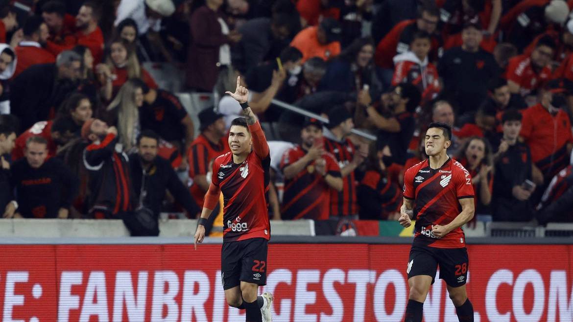 Athletico-PR derrota Libertad por 2 a 1 na Arena da Baixada