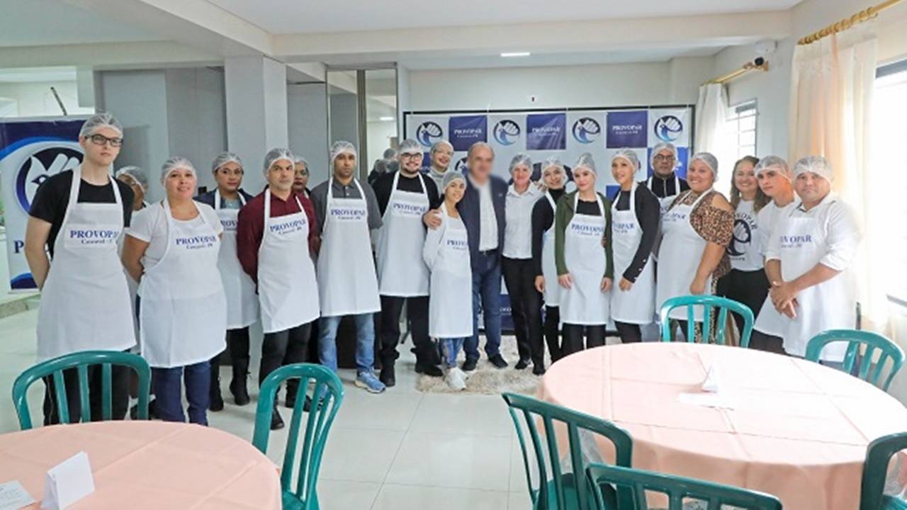 Formandos do curso de Garçom do Provopar celebram conclusão com emoção