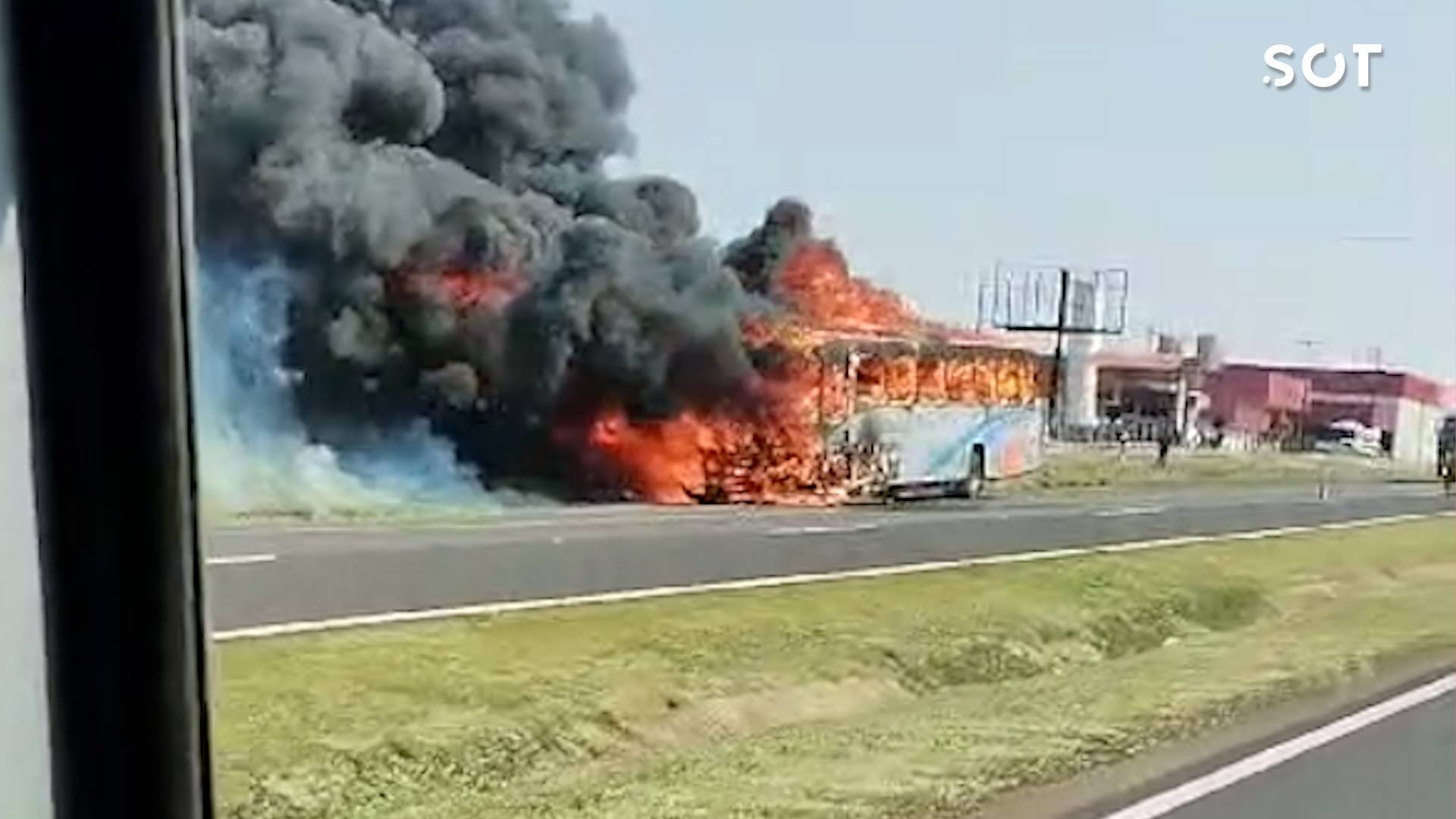 Incêndio consome ônibus na BR-277 e mobiliza equipes do Corpo de Bombeiros