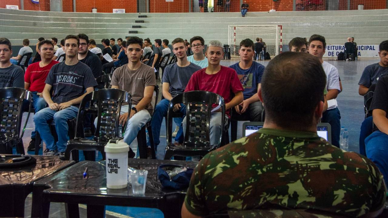 Mais de 100 jovens de 18 anos se apresentam ao exército em Corbélia