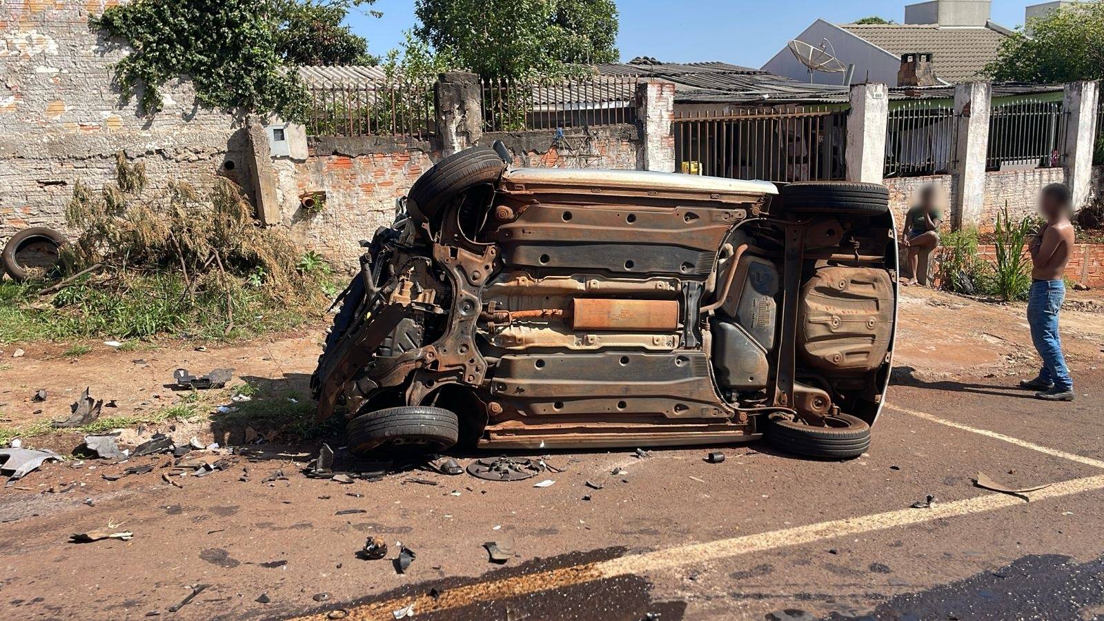 Quatro pessoas ficam feridas em capotamento após colisão de três veículos no Bairro Morumbi