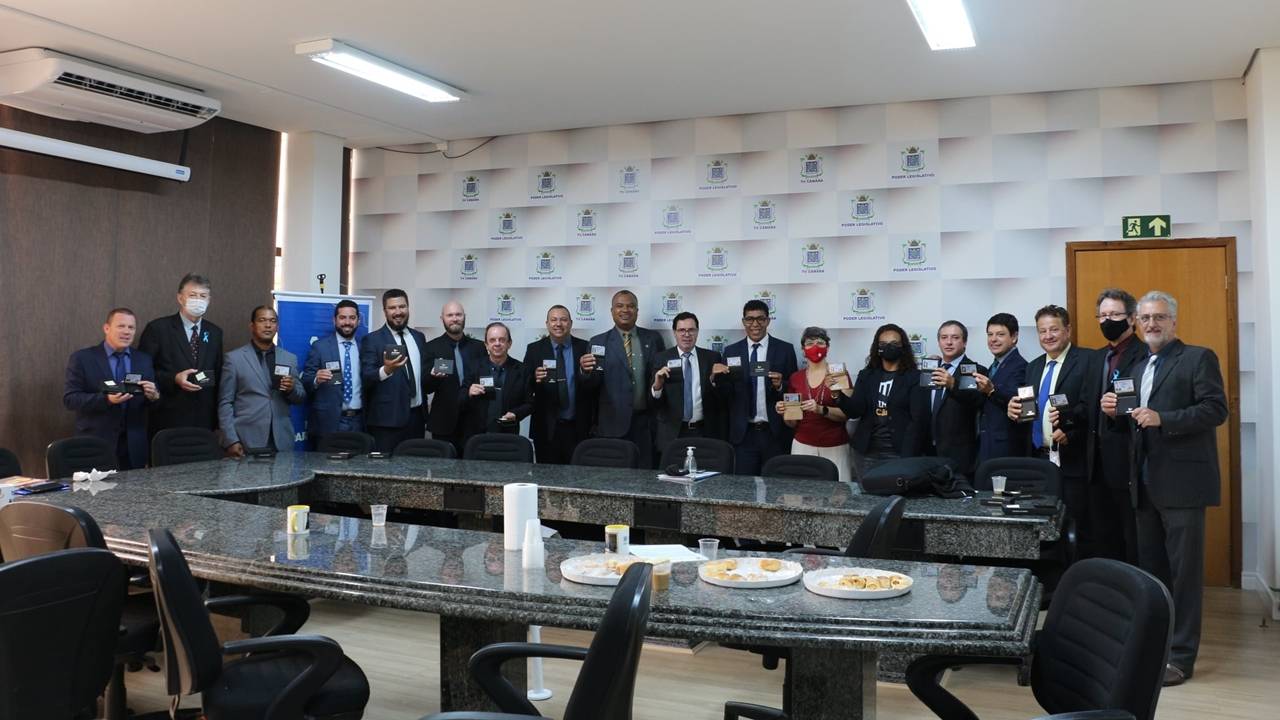 Vereadores de Cascavel recebem presente da Associação de Câmaras e Vereadores do Oeste do Paraná