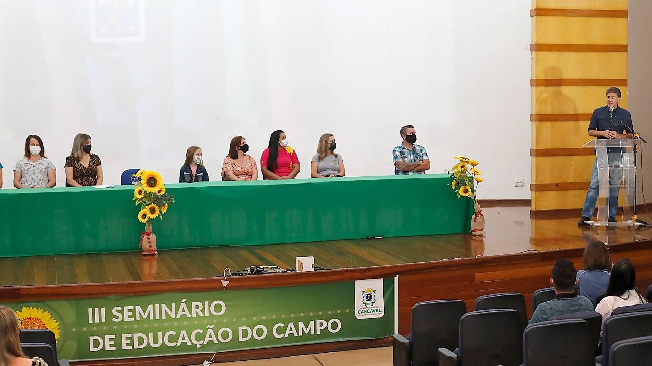 Seminário discute planejamento e currículo das escolas do campo em Cascavel