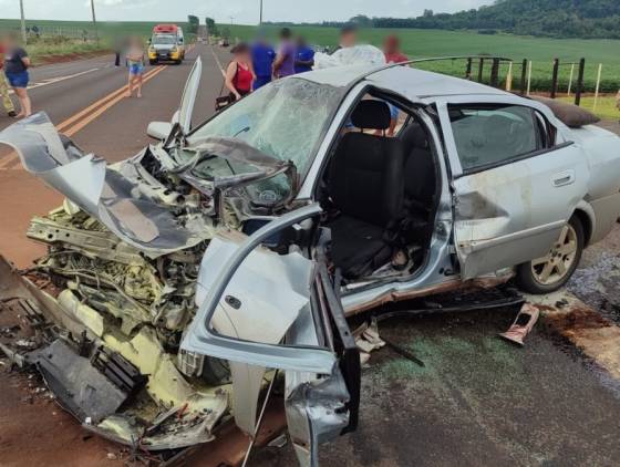 Tragédia na PR-497: colisão entre ônibus e carro deixa um morto e nove feridos em Itaipulândia