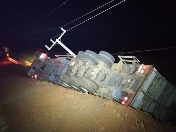 Caminhão tomba na PR-495, deixando motorista ferido levemente