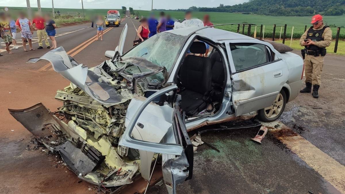 Tragédia na PR-497: colisão entre ônibus e carro deixa um morto e nove feridos em Itaipulândia