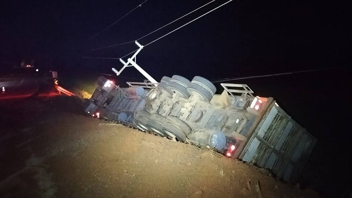 Caminhão tomba na PR-495, deixando motorista ferido levemente