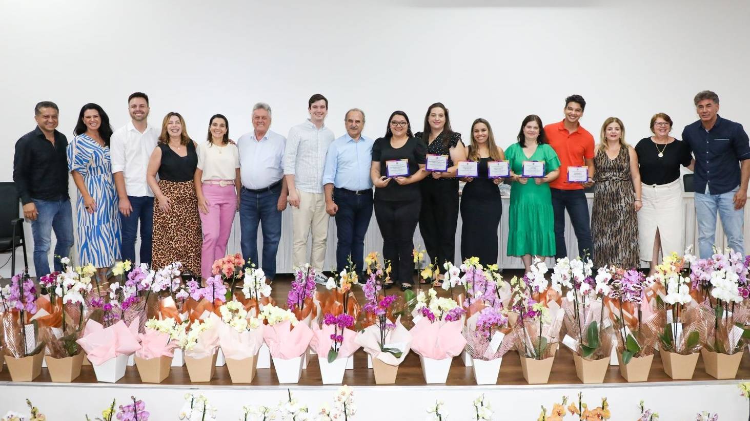 Diretores de escolas são homenageados pelos avanços na educação em Cascavel