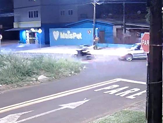 Gol e moto se envolvem em forte colisão no Bairro Santa Cruz em Cascavel