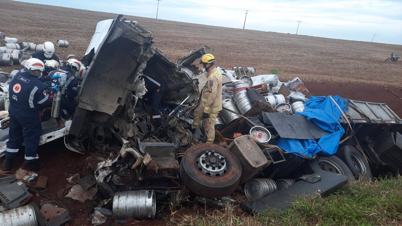 Tombamento de caminhão deixa condutor ferido na PR-239, em Assis Chateaubriand