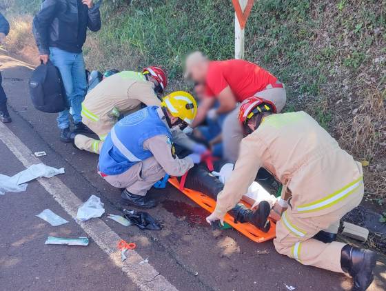 Motociclista sofre fratura exposta em grave acidente na BR-163 em Cascavel