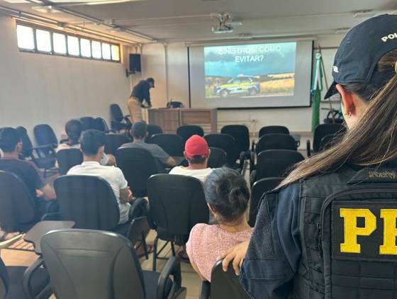 Polícia Rodoviária Federal realiza ação educativa de lançamento do Maio Amarelo em Cascavel