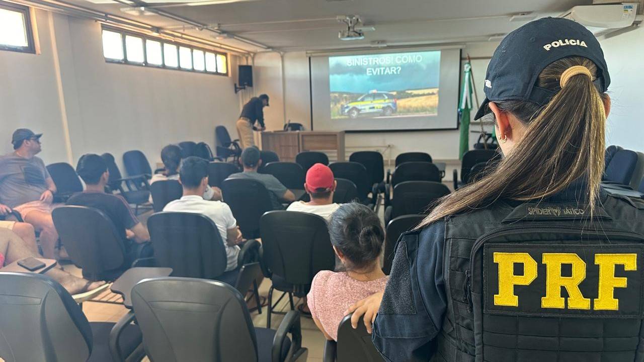Polícia Rodoviária Federal realiza ação educativa de lançamento do Maio Amarelo em Cascavel
