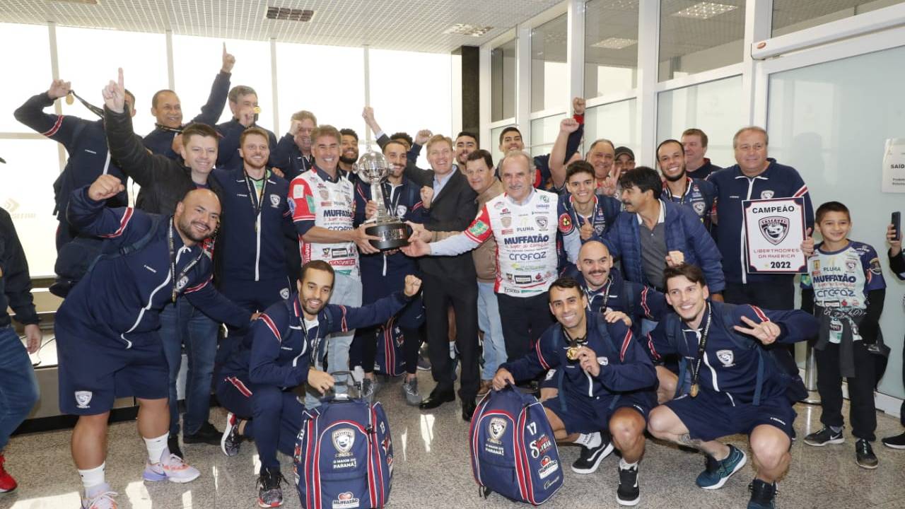 Cascavel Futsal é recebido com festa após conquistar o bicampeonato da Libertadores da América