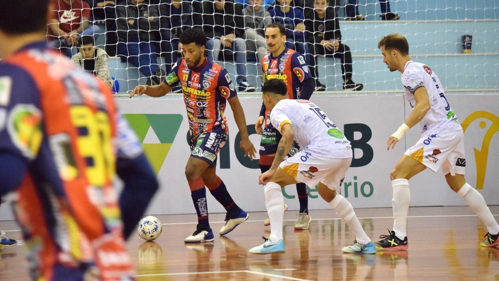 Com gol mal anulado, Cascavel Futsal é superado pelo Joaçaba