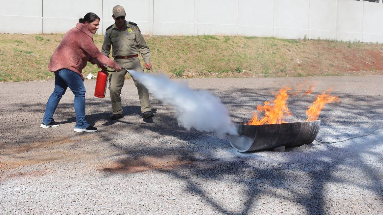 Semed e Corpo de Bombeiros formam novos brigadistas escolares