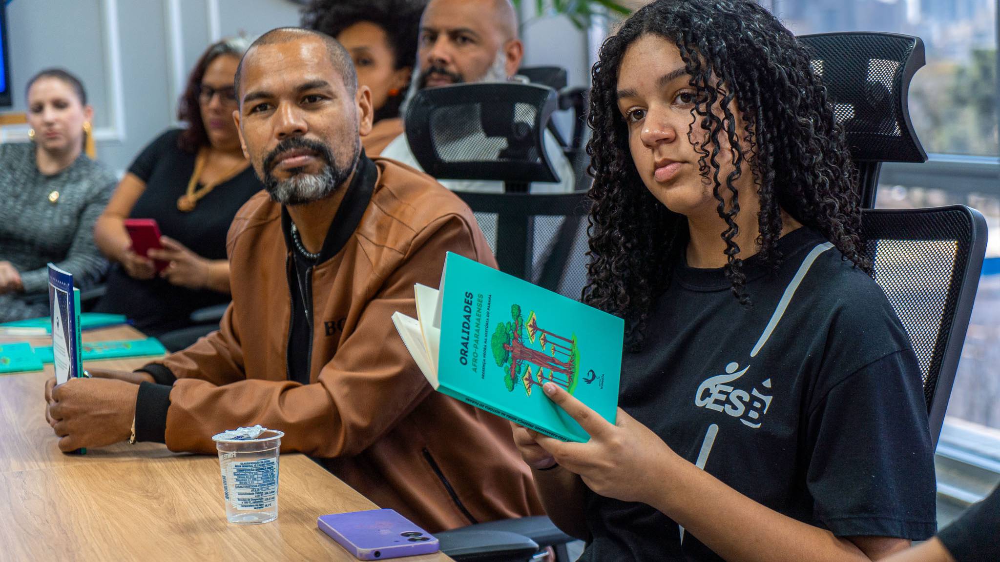 Secretaria de Educação entrega livros afro-brasileiros para escolas estaduais