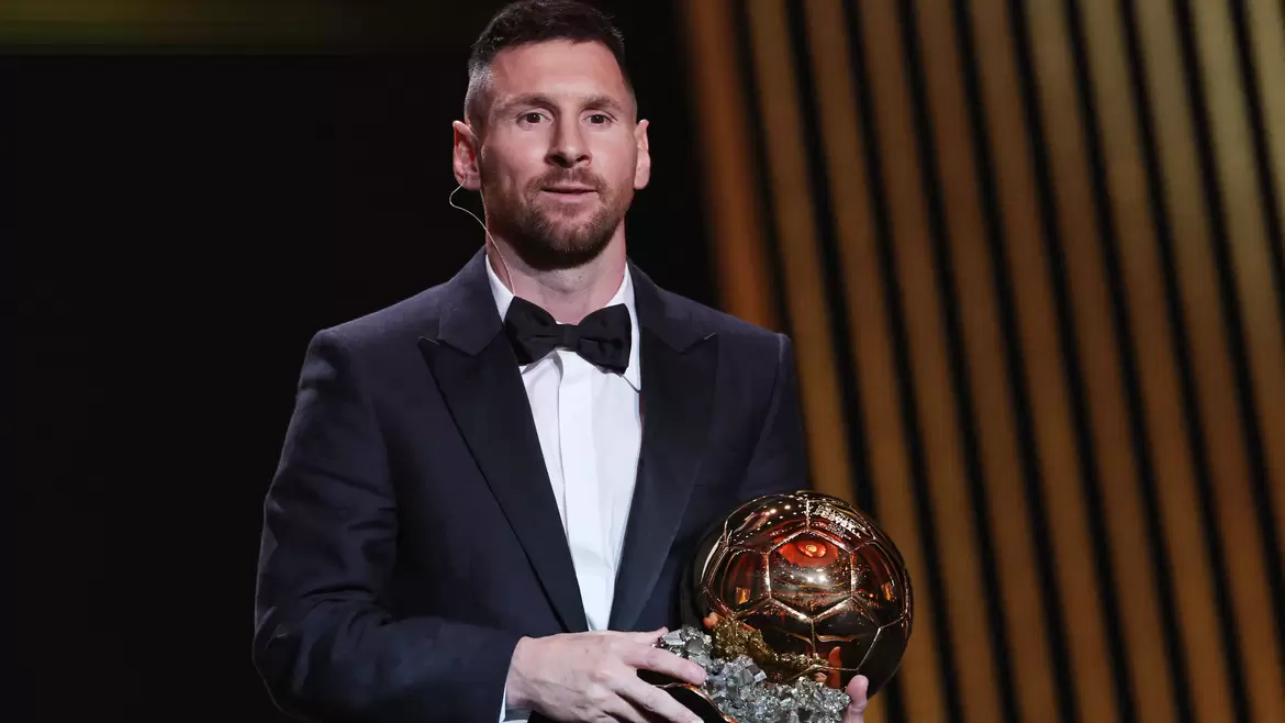 Messi conquista Bola de Ouro da France Football pela oitava vez