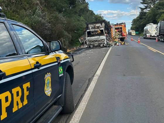 Caminhão fica totalmente destruído após incêndio na BR-277, no centro-sul do Paraná