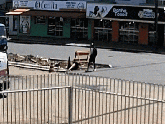 Câmera registra forte colisão entre Fiorino e Motocicleta na Avenida Carlos Gomes em Cascavel