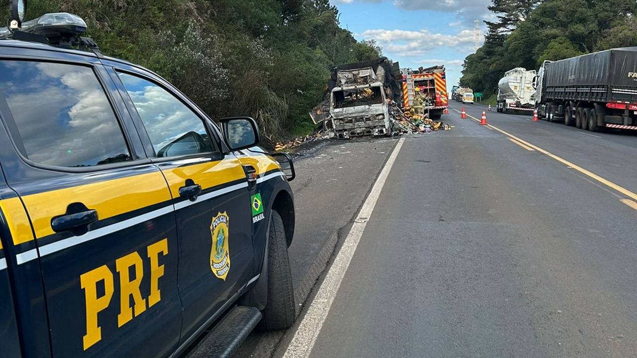 Caminhão fica totalmente destruído após incêndio na BR-277, no centro-sul do Paraná