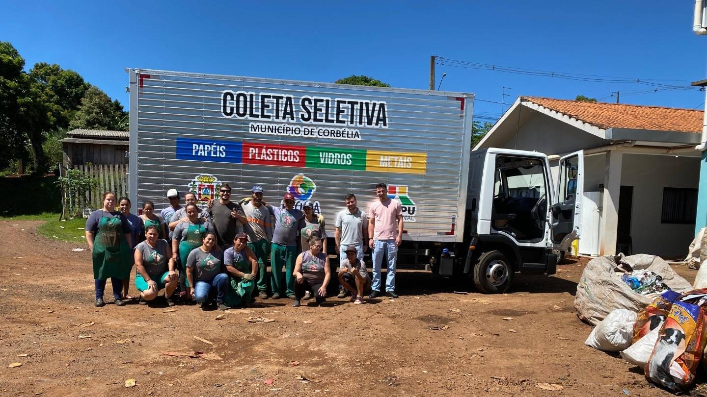 Associação de coletores de resíduos recicláveis de Corbélia recebe novo caminhão para ampliar coleta