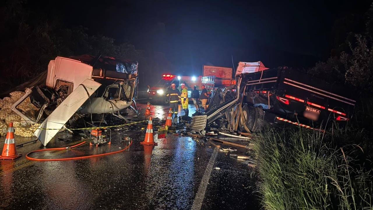 Caminhoneiro morre em colisão entre caminhões na BR-476 no Paraná