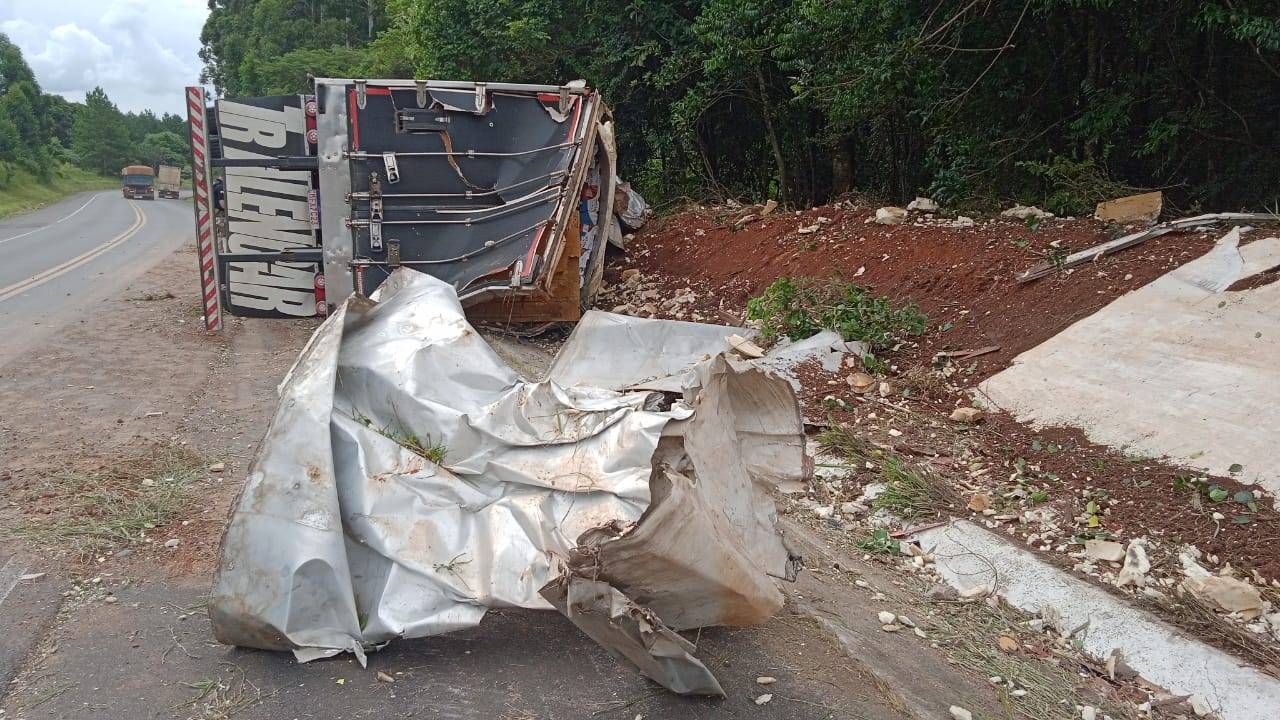 Caminhão tomba na BR-153, em Tibagi, e motorista é socorrido