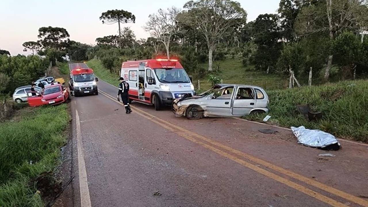 Jovem morre e quatro pessoas ficam feridas em acidente de trânsito na PR-820, em Boa Ventura