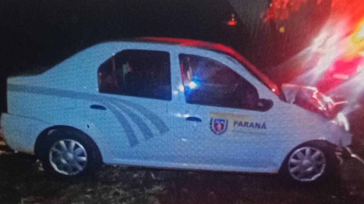 Carro colide contra árvore deixa condutor ferido na PR-581