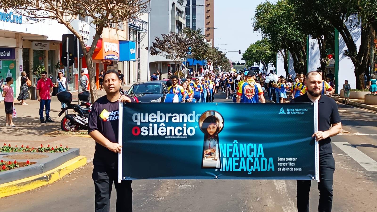 Passeata em Cascavel mobiliza comunidade contra abuso infantil na Avenida Brasil