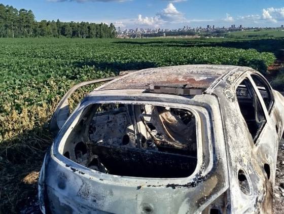 Veículo é incendiado e abandonado em área de mata às margens da BR-467 em Cascavel