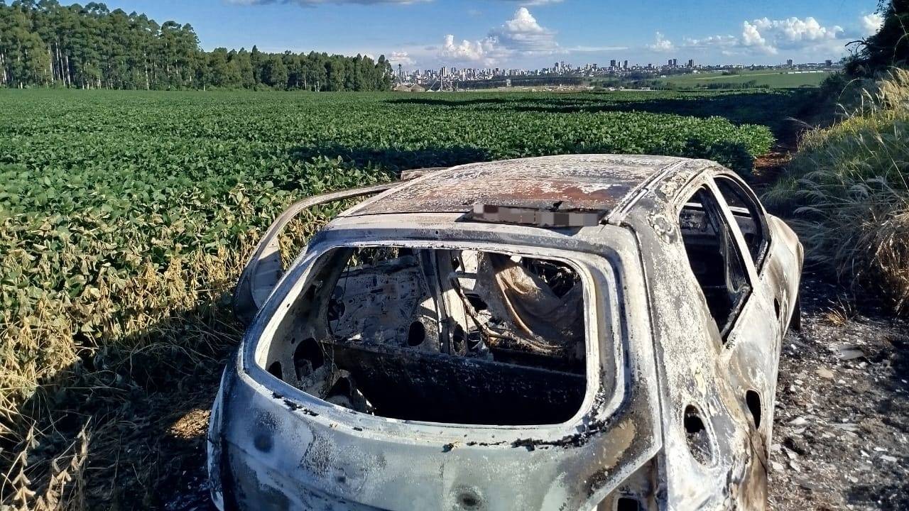 Veículo é incendiado e abandonado em área de mata às margens da BR-467 em Cascavel